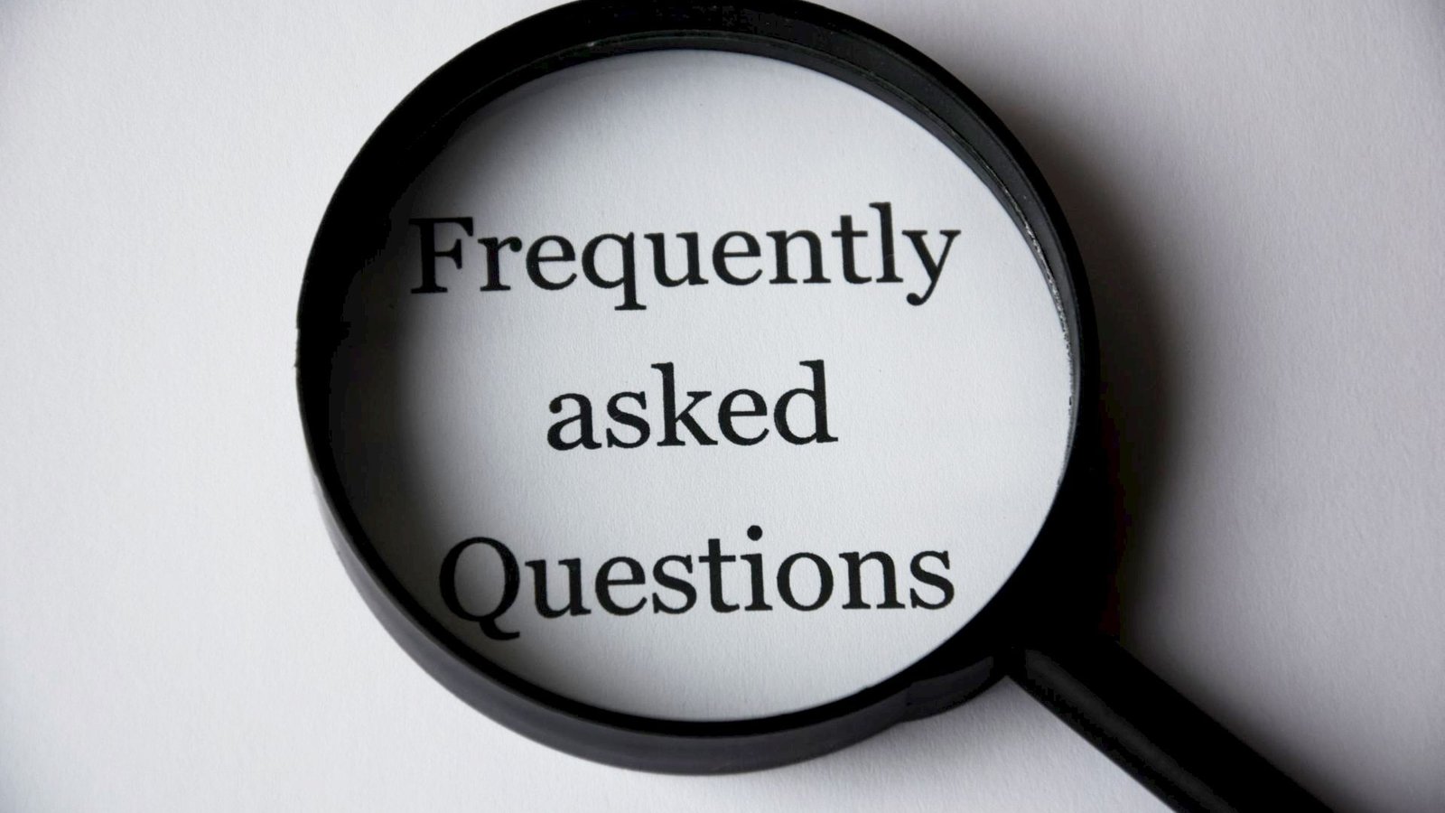 Kanta pembesar di atas perkataan 'Frequently Asked Questions', mewakili pemeriksaan lebih teliti terhadap mitos Gam Arab